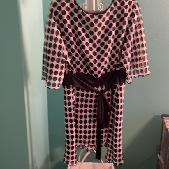 New York City Design Co. EUC size 22/24W white with black dots. V-neck & has tie - Picture 4 of 11